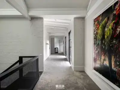 悉尼一个面包店被改造成带有家庭图书馆和露台的阁楼公寓