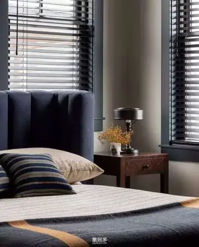 西雅图住宅：时尚阳刚的室内装饰，灰色调与木质细节的完美结合