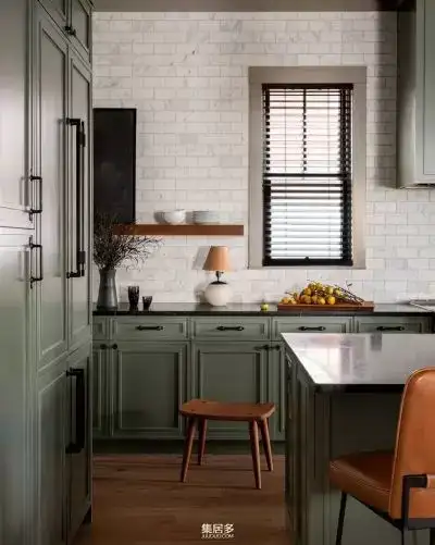 西雅图住宅：时尚阳刚的室内装饰，灰色调与木质细节的完美结合