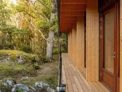 享受天然木材的温暖：舒适的现代瑞典住宅
