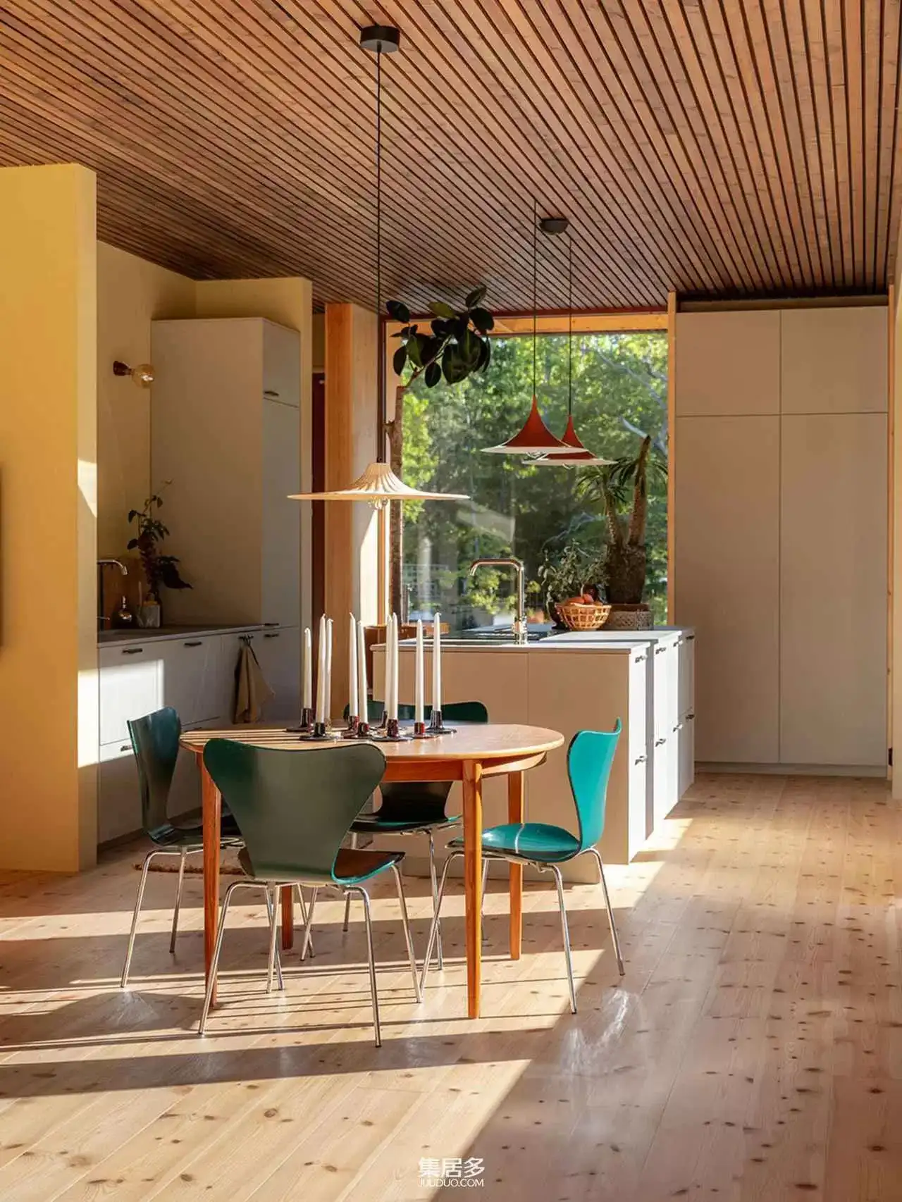 享受天然木材的温暖：舒适的现代瑞典住宅